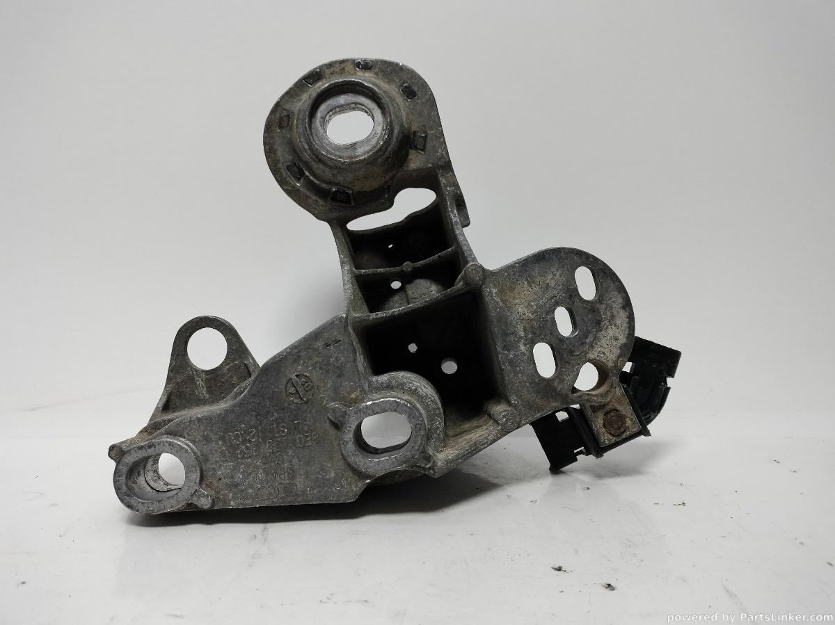 Suport bara stabilizatoare dreapta fata VOLKSWAGEN PASSAT Variant (3B6) [ 2000 - 2005 ] TDI (BGW, BHW) 100KW|136HP VAG OEM 4B0199308D