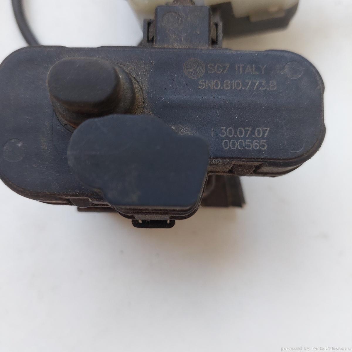 Incuietoare, exterior capac benzina  VOLKSWAGEN GOLF VI Convertible (517) [ 2011 - 2016 ] OEM 5no810773b