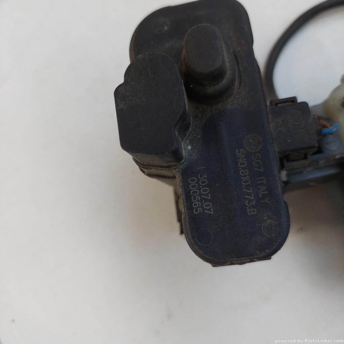 Incuietoare, exterior capac benzina  VOLKSWAGEN GOLF VI Convertible (517) [ 2011 - 2016 ] OEM 5no810773b – foto 2