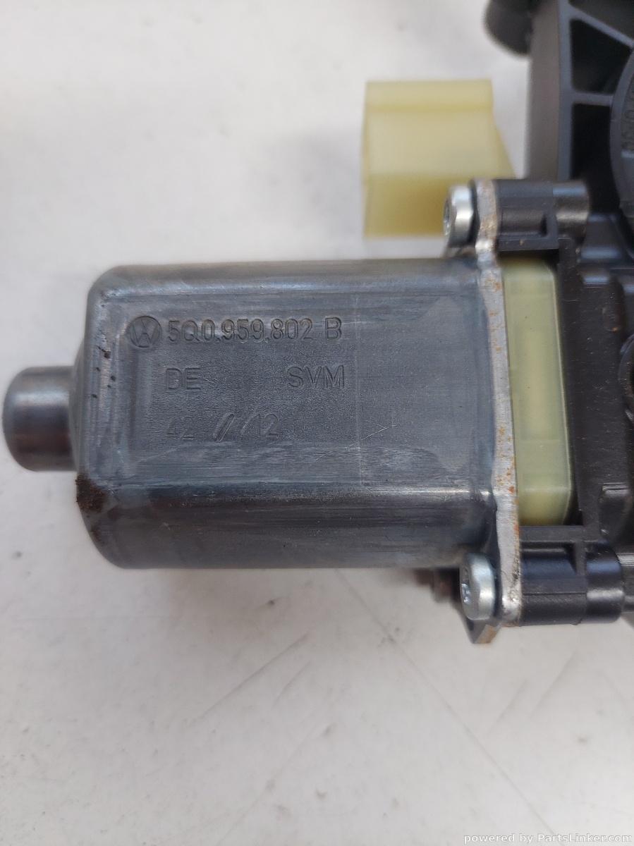 Motoras macara geam dreapta fata VOLKSWAGEN GOLF VII (5G1, BE1) [ 2012 - > ], VOLKSWAGEN GOLF VAN VII Variant (BA5) [ 2013 - 2017 ] OEM 5q0959802b – foto 2