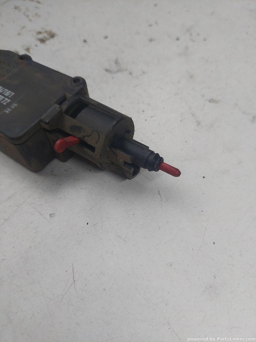 Actuator Electronic usita rezervor MERCEDES-BENZ VITO Box (638) [ 1997 - 2003 ] OEM A6388200072 – foto 2