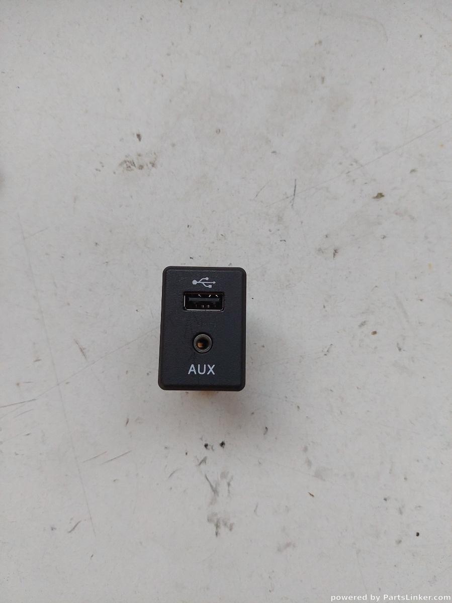Mufa usb NISSAN NOTE (E12) [ 2012 - > ] 1.2 (HR12DE) 59KW|80HP OEM 795405005