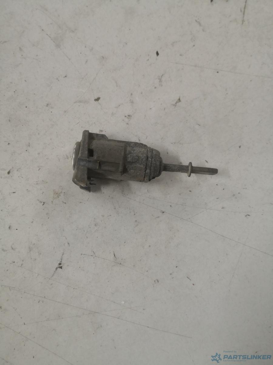 Butuc usa stanga fata VOLKSWAGEN GOLF IV (1J1) [ 1997 - 2007 ] OEM 1u0837167