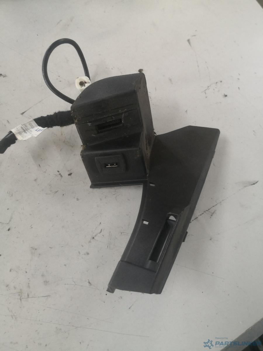 USB  MERCEDES-BENZ C-CLASS (W204) [ 2007 - 2014 ] OEM A2128208515