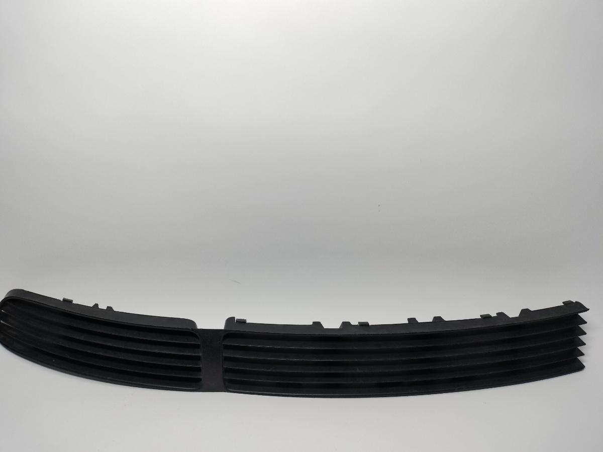 Grila bara fata Volkswagen Passat B5 berlina 1998 gri LB7Z OEM 3B0853677A
