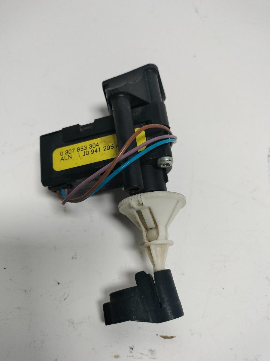 Motoras reglaj nivel faruri dreapta VOLKSWAGEN TOURAN 1T1, 1T2 2003 - 2010 1.9 TDI BKC, BLS, BXE VAG 0 307 853 304 1J0941295A