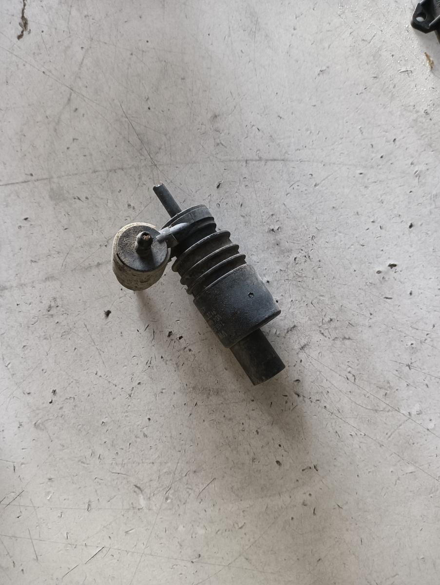 Pompita lichid parbriz VOLKSWAGEN TOUAREG (7LA, 7L6, 7L7) [ 2002 - 2013 ]