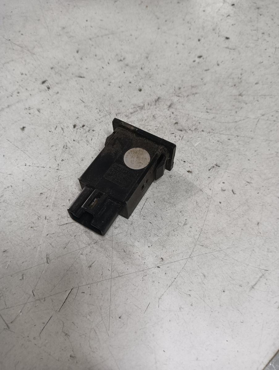 Buton deschidere rezervor  TOYOTA AVENSIS (_T25_) [ 2003 - 2008 ] – foto 2