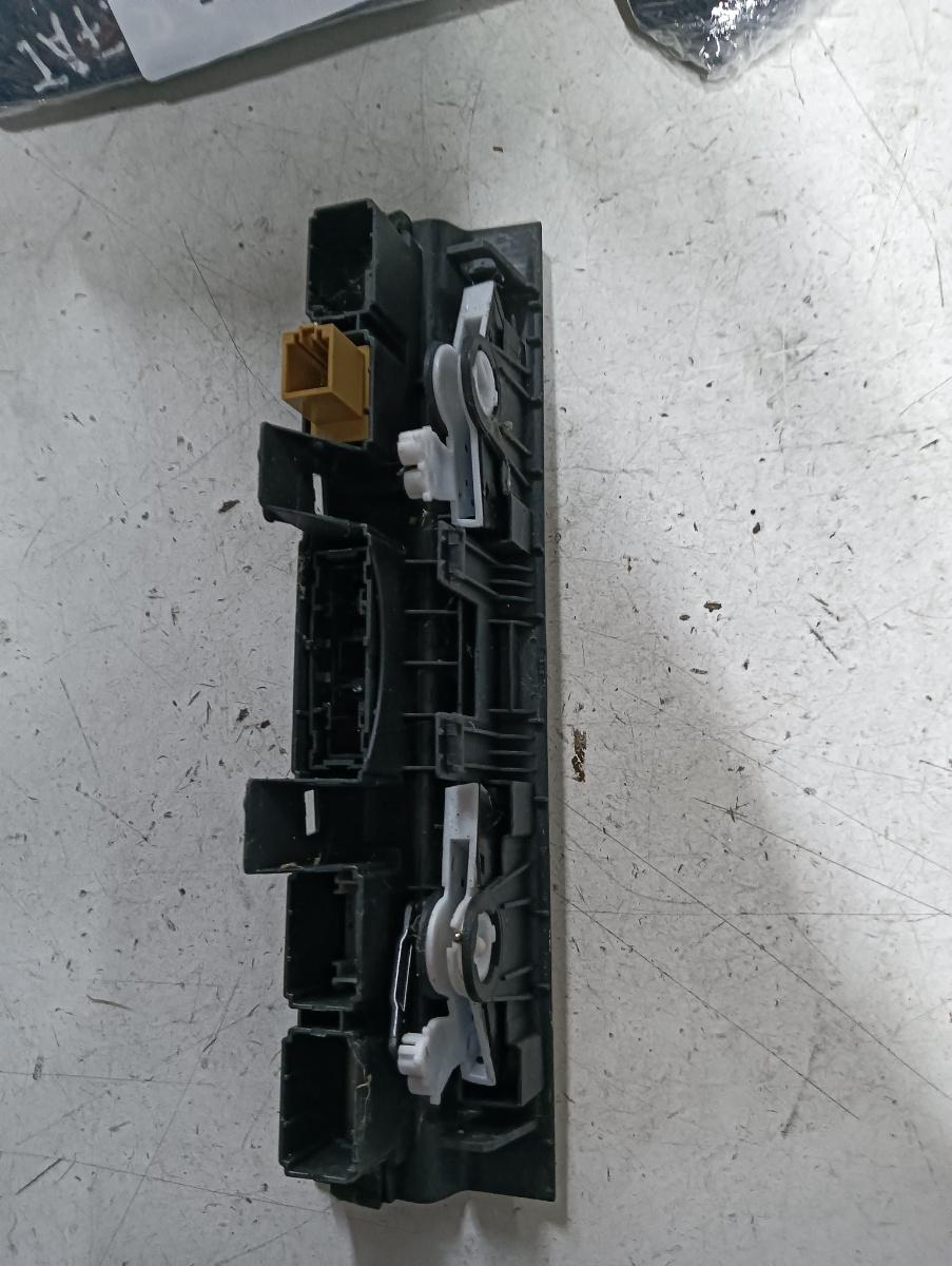 Buton avarie cu ornament  AUDI A6/S6 III Saloon (4F2, C6) [ 2004 - 2011 ] – foto 2