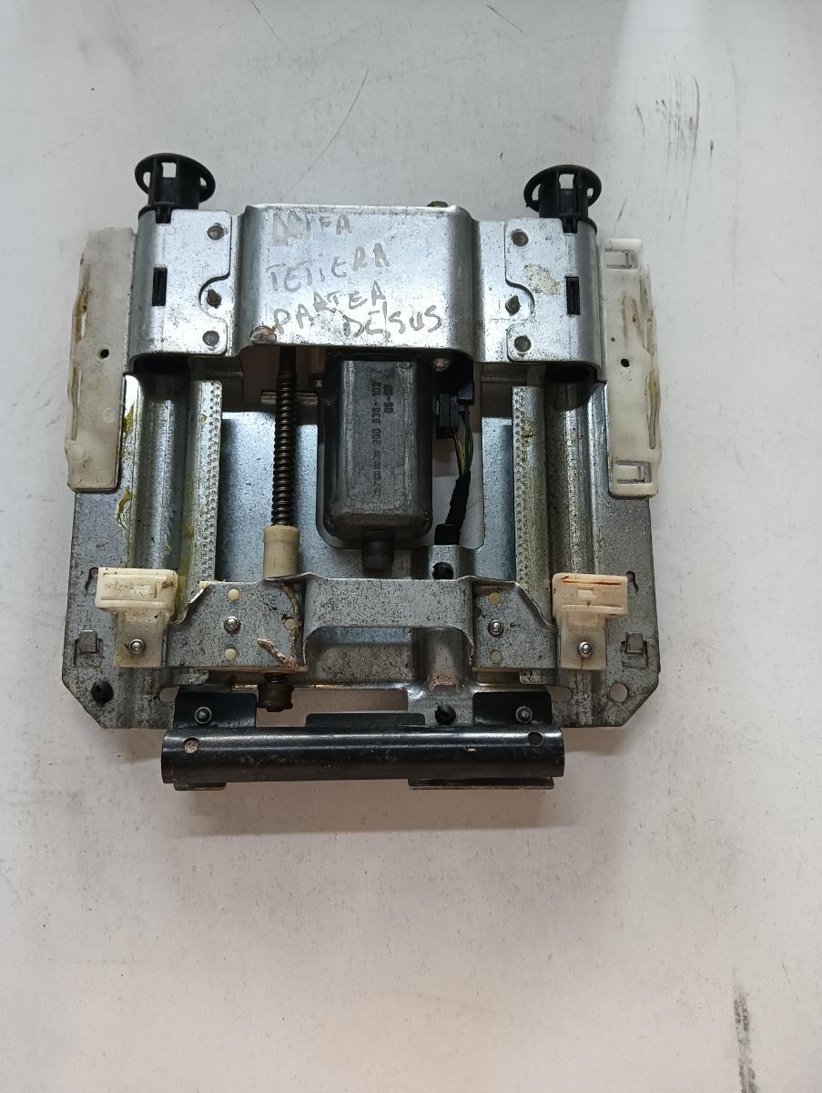 Motoras tetiera  dreapta fata AUDI A8 II 4E2, 4E8 2002 - 2010 900836102
