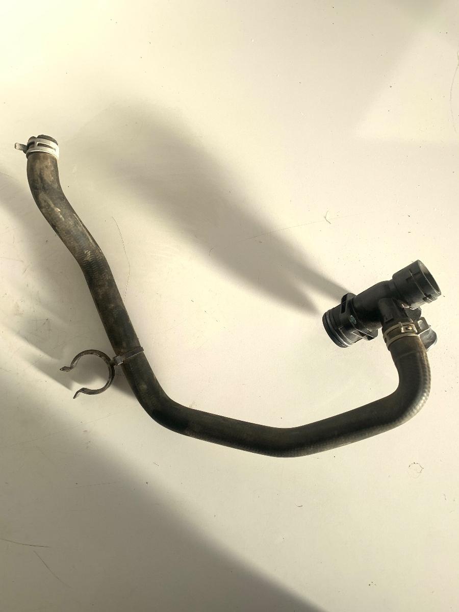 Cot apa/Flansa lichid FORD FIESTA VII 2017 - > 1.1 XYJE  OEM CM5G-8A529-GA