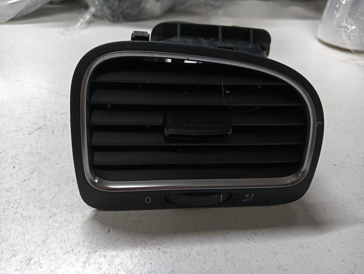 Grila de ventilatie laterala panou de bord dreapta fata VOLKSWAGEN GOLF VI 5K1 2008 - 2013 5k0819710c