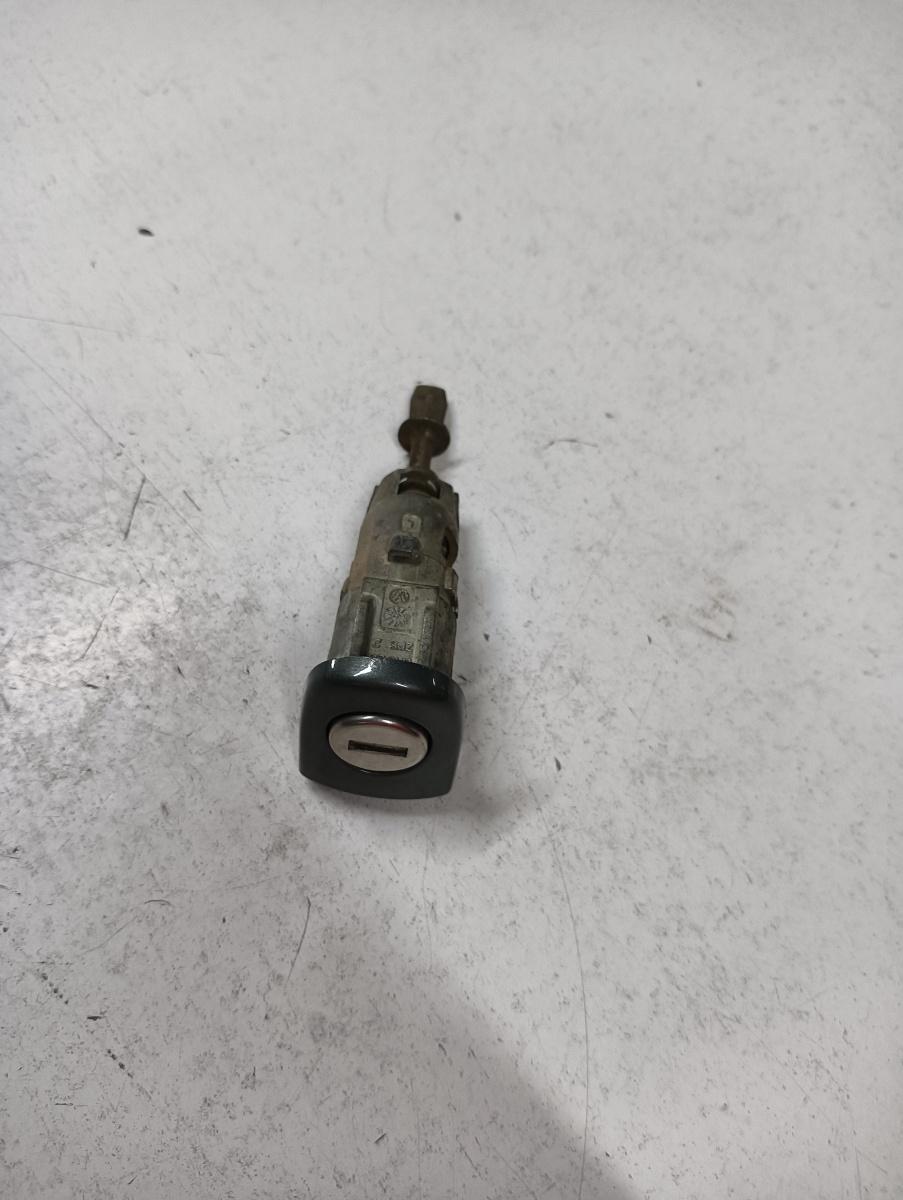 Butuc usa stanga fata FARA cheie VOLKSWAGEN GOLF V 1K1 2003 - 2009
