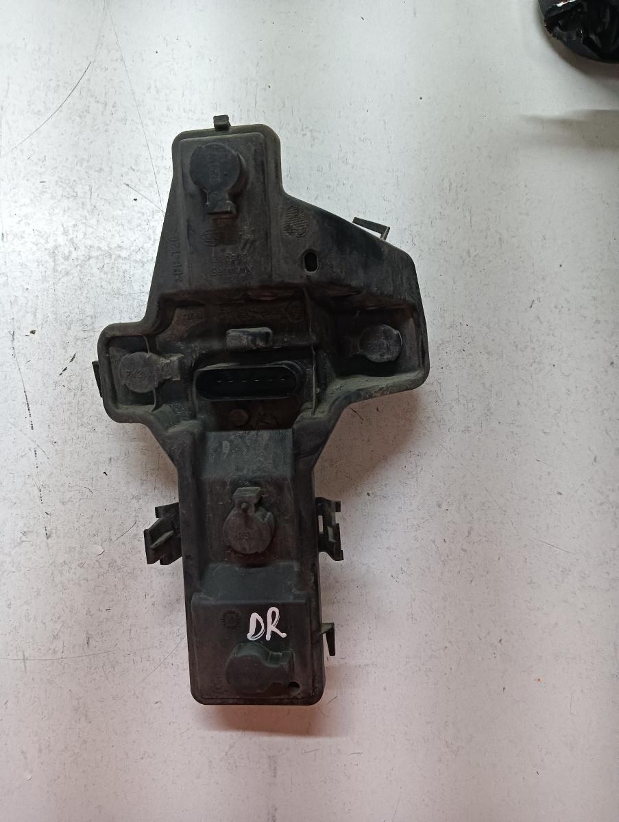 Soclu stop dreapta spate VOLKSWAGEN TOURAN 1T1, 1T2 2003 - 2010 – foto 2