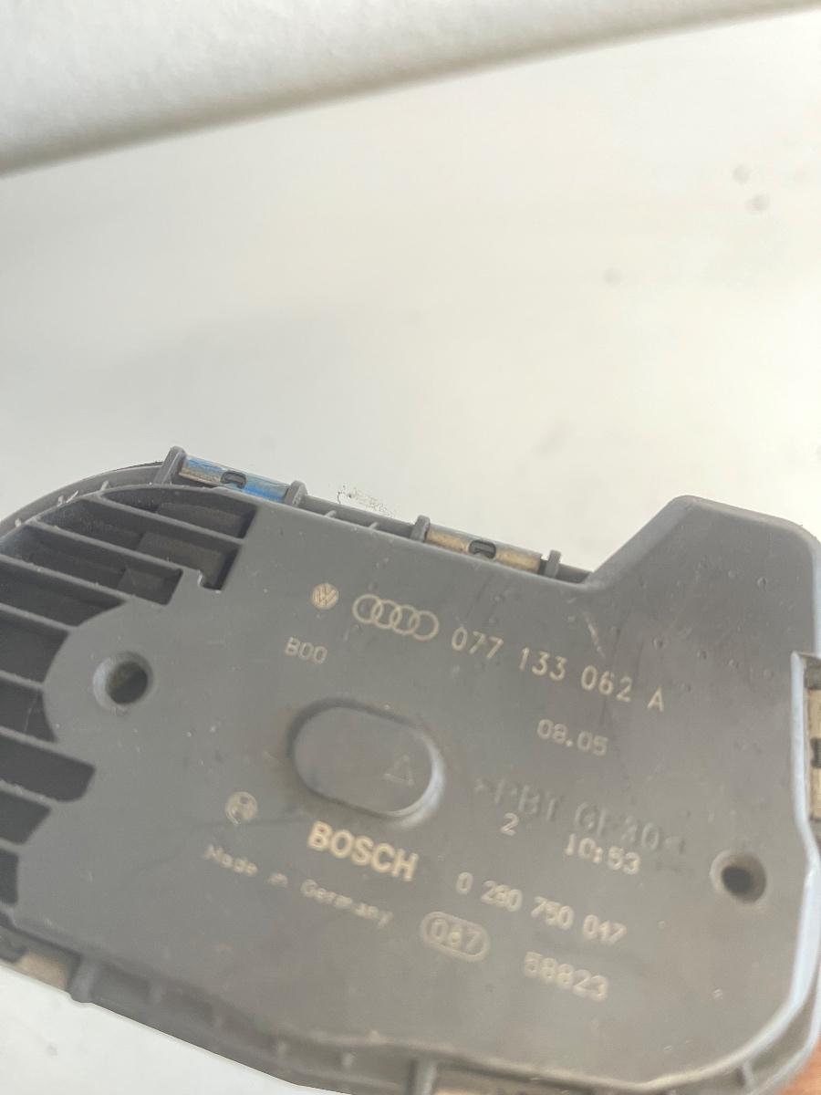 Clapeta de acceleratie  AUDI A8 II 4E2, 4E8 2002 - 2010 4.2TFSI 077133062A – foto 2