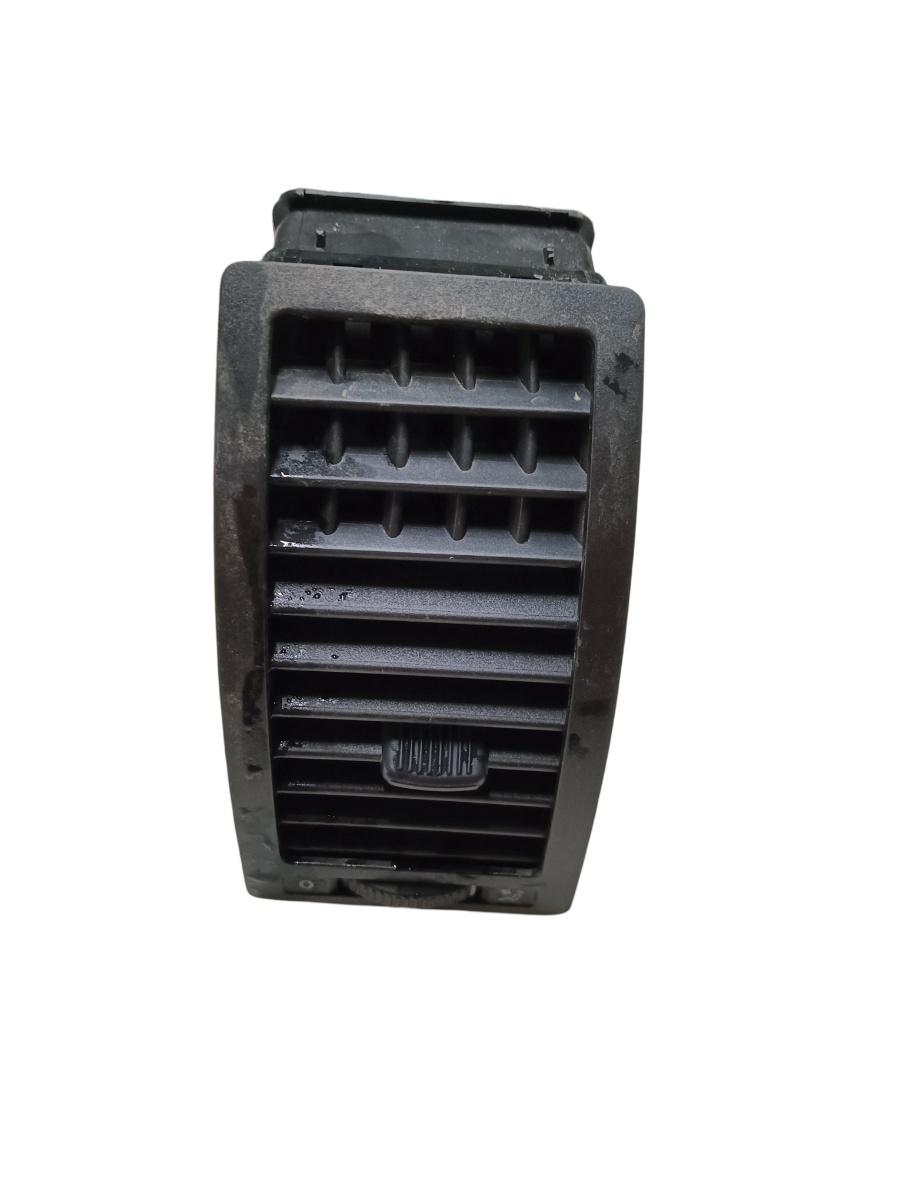 Grila de ventilatie laterala panou de bord dreapta fata VOLKSWAGEN POLO 9N_ 2001 - 2012 16V AUA, BBY, BKY VAG 6q0819704