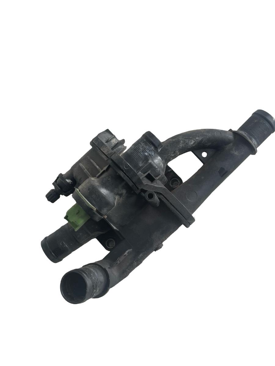 Carcasa termostat FORD FOCUS III Saloon BM 2010 - > 1.6 TDCi T1DA, T1DB 96Z0253780