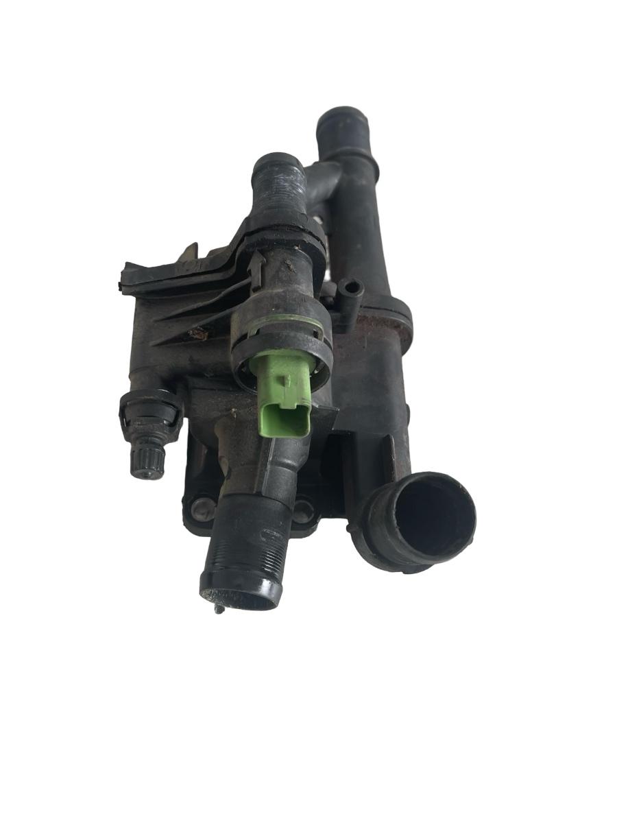 Carcasa termostat FORD FOCUS III Saloon BM 2010 - > 1.6 TDCi T1DA, T1DB 96Z0253780 – foto 2
