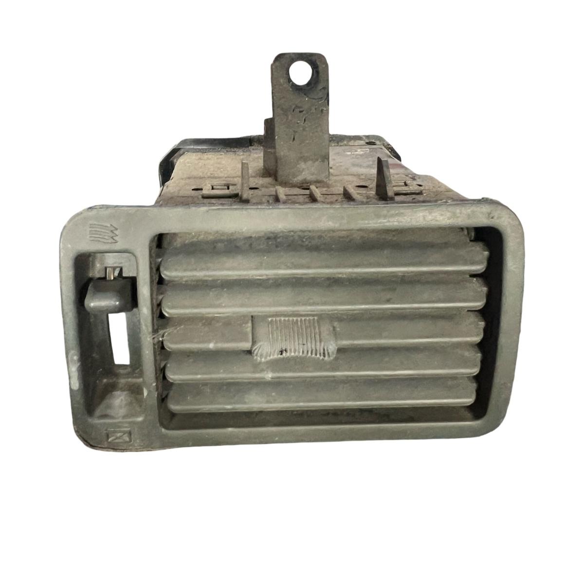 Grila de ventilatie bord centrala stanga fata MITSUBISHI PAJERO II V3_W, V2_W, V4_W 1990 - 2001 MB65217