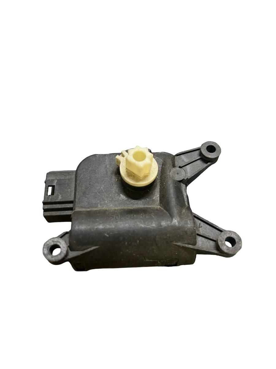 Actuator/motoras clapeta aer AC VOLKSWAGEN GOLF V 1K1 2003 - 2009 0132802345