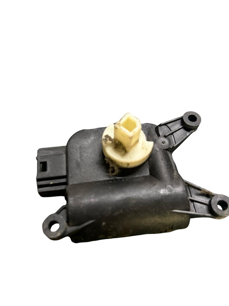 Motoras/actuator clapeta aer VOLKSWAGEN GOLF V 1K1 2003 - 2009 0132801338