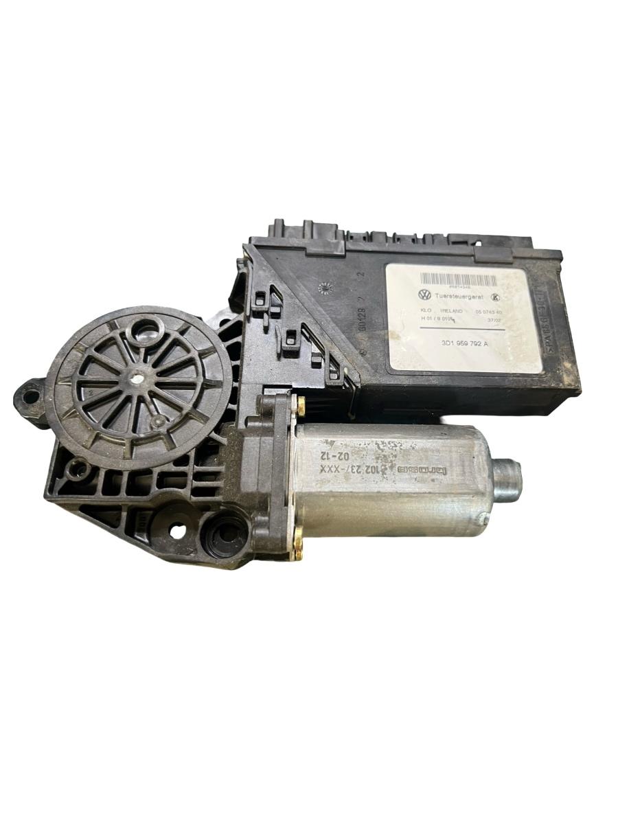 Motoras regulator geam portiera fata dreapta fata PORSCHE CAYENNE 9PA 2002 - 2010 BOSCH 0130821765 3D1959792A