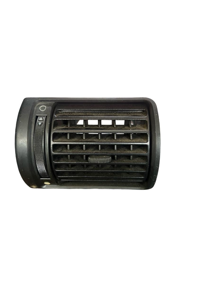 Grila de ventilatie laterala panou de bord stanga fata AUDI A4 Saloon 8D2, B5 1994 - 2001 8D1820901