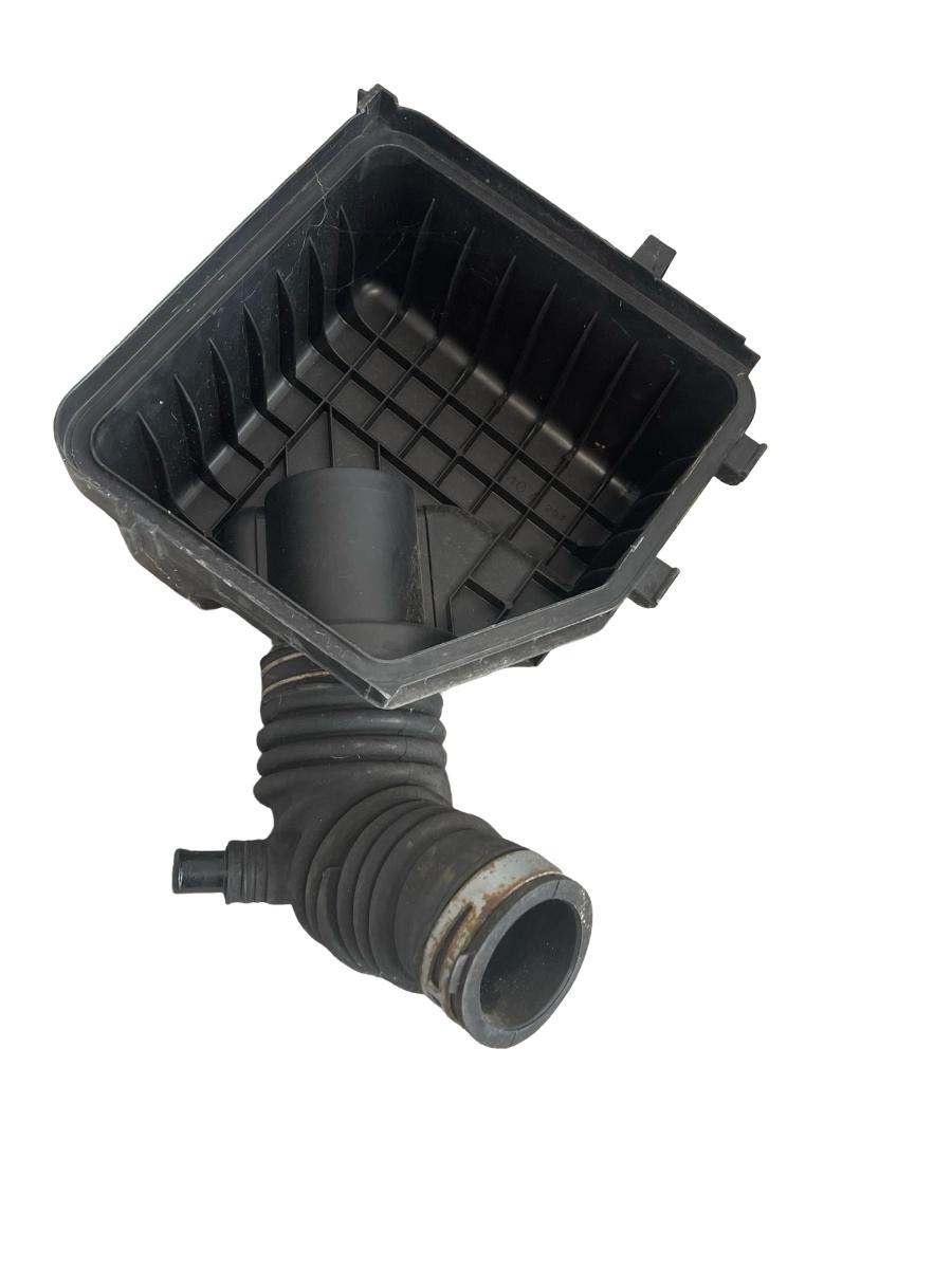 Capac carcasa filtru de aer + debitmetru TOYOTA RAV 4 III _A3_ 2005 - 2013 2.2 D 2AD-FHV, 2AD-FTV 22204-30010