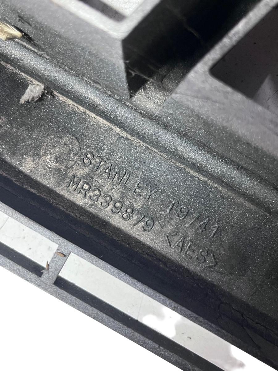 Grila fata MITSUBISHI L200 MR339879 ( Putin crapata , vezi foto ) – foto 3