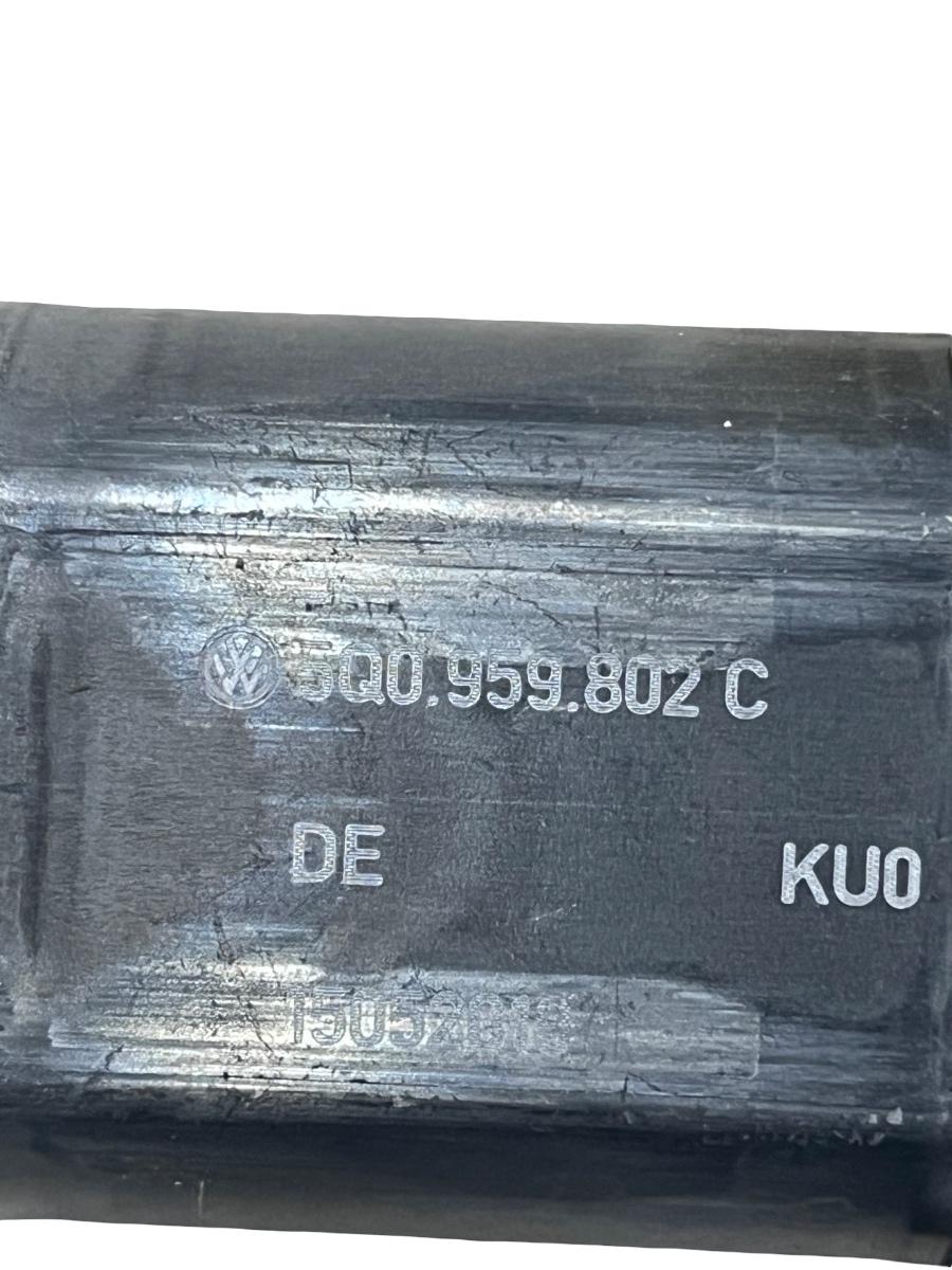Motoras geam stanga fata VOLKSWAGEN Tiguan II Facelift R LINE  [ 2020 - 2024 ] 5Q0959802C – foto 2