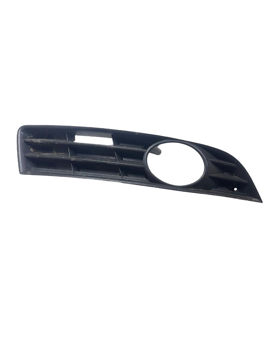 Grila/ornament proiector ceata dreapta fata VOLKSWAGEN PASSAT 3C2 2005 - 2010 3C0835666A ( 2 cleme rupte)