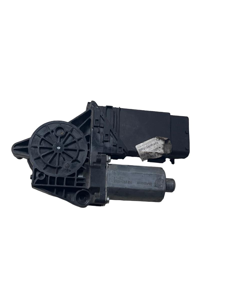 Motoras geam stanga fata VOLKSWAGEN PASSAT 3B3 2000 - 2005 0130821695