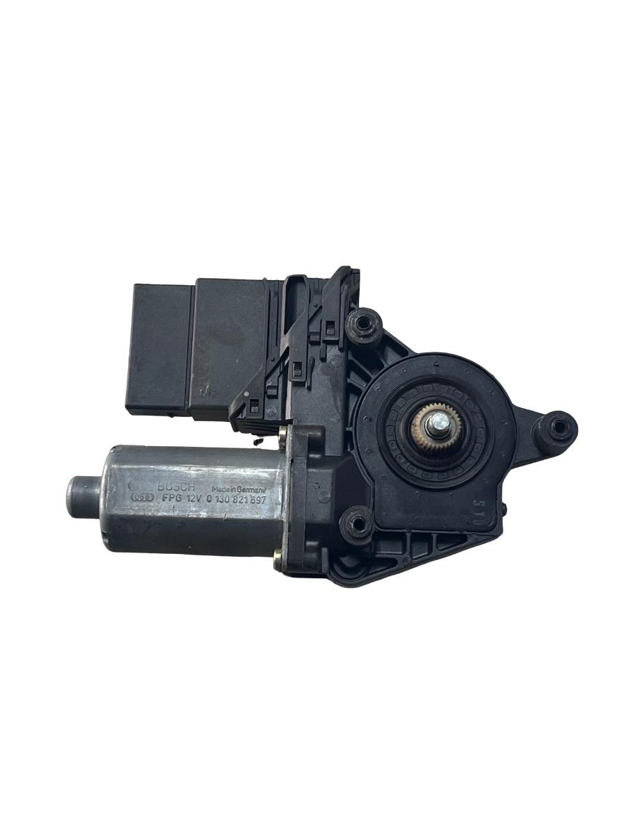 Motoras geam stanga spate VOLKSWAGEN PASSAT 3B2 1996 - 2001 0130821697