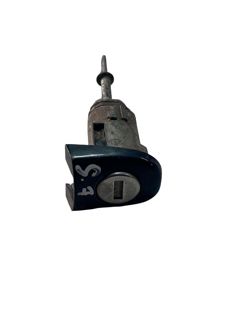 Butuc usa stanga fata VOLKSWAGEN PASSAT 3B2 1996 - 2001 3B0837167 ( Fara cheie )