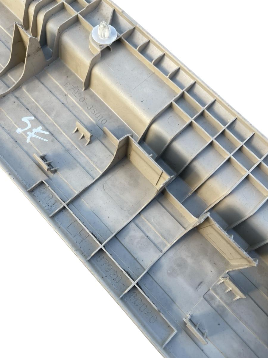 Ornament prag interior stanga fata TOYOTA LAND CRUISER 150 TRJ15_, KDJ15_, GRJ15_, GDJ15_ 2009 -> 67920-60040 – foto 2