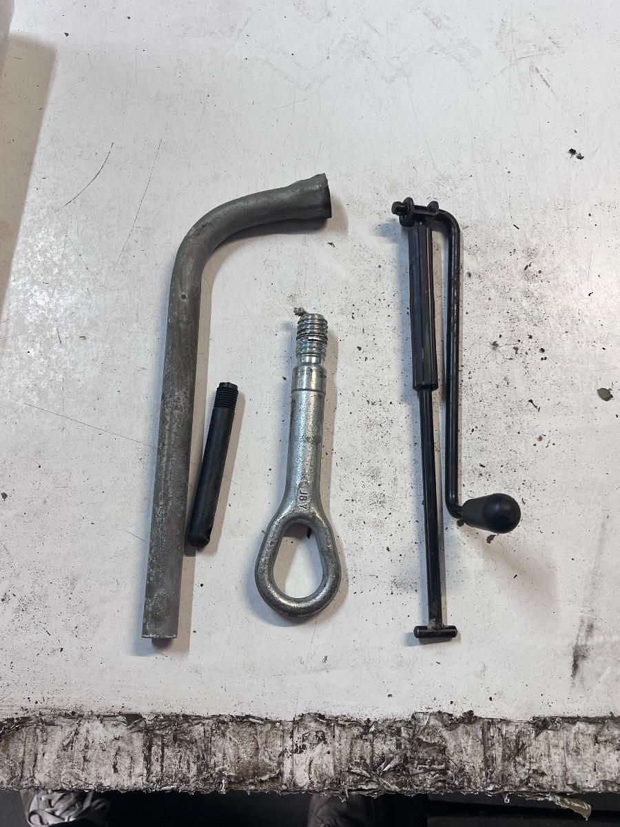Cheie Roti + Cui de remorcare AUDI A5/S5 8T3 2007 - 2017