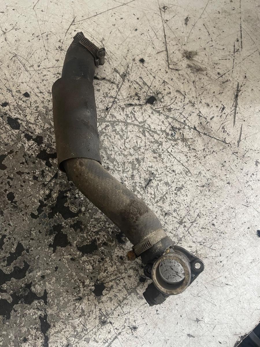Furtun lichid de racire motor VOLKSWAGEN TRANSPORTER III Box 1979 - 1992 068121133M