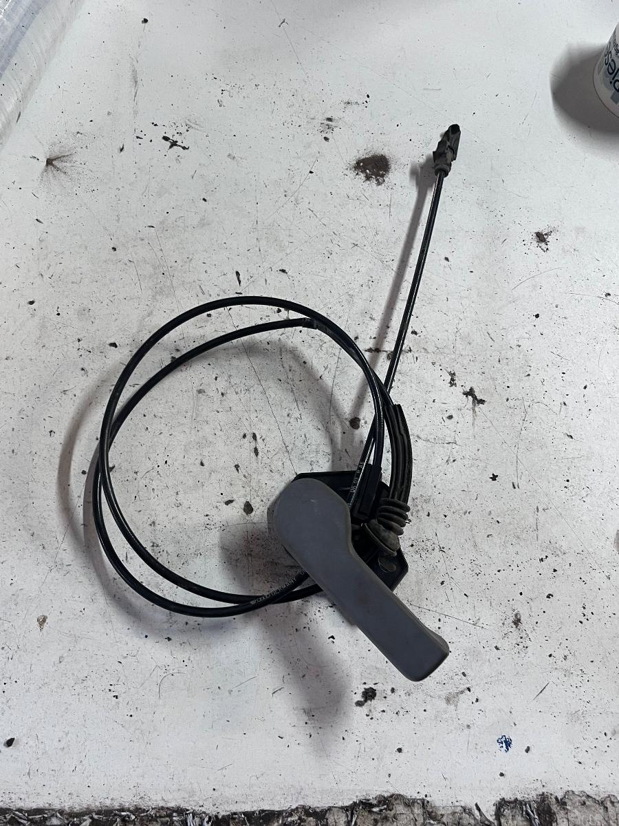 Maner + Cablu deschidere capota motor VOLKSWAGEN TRANSPORTER V Bus 7HB, 7HJ, 7EB, 7EJ, 7EF, 7EG, 7HF, 7H1823530A