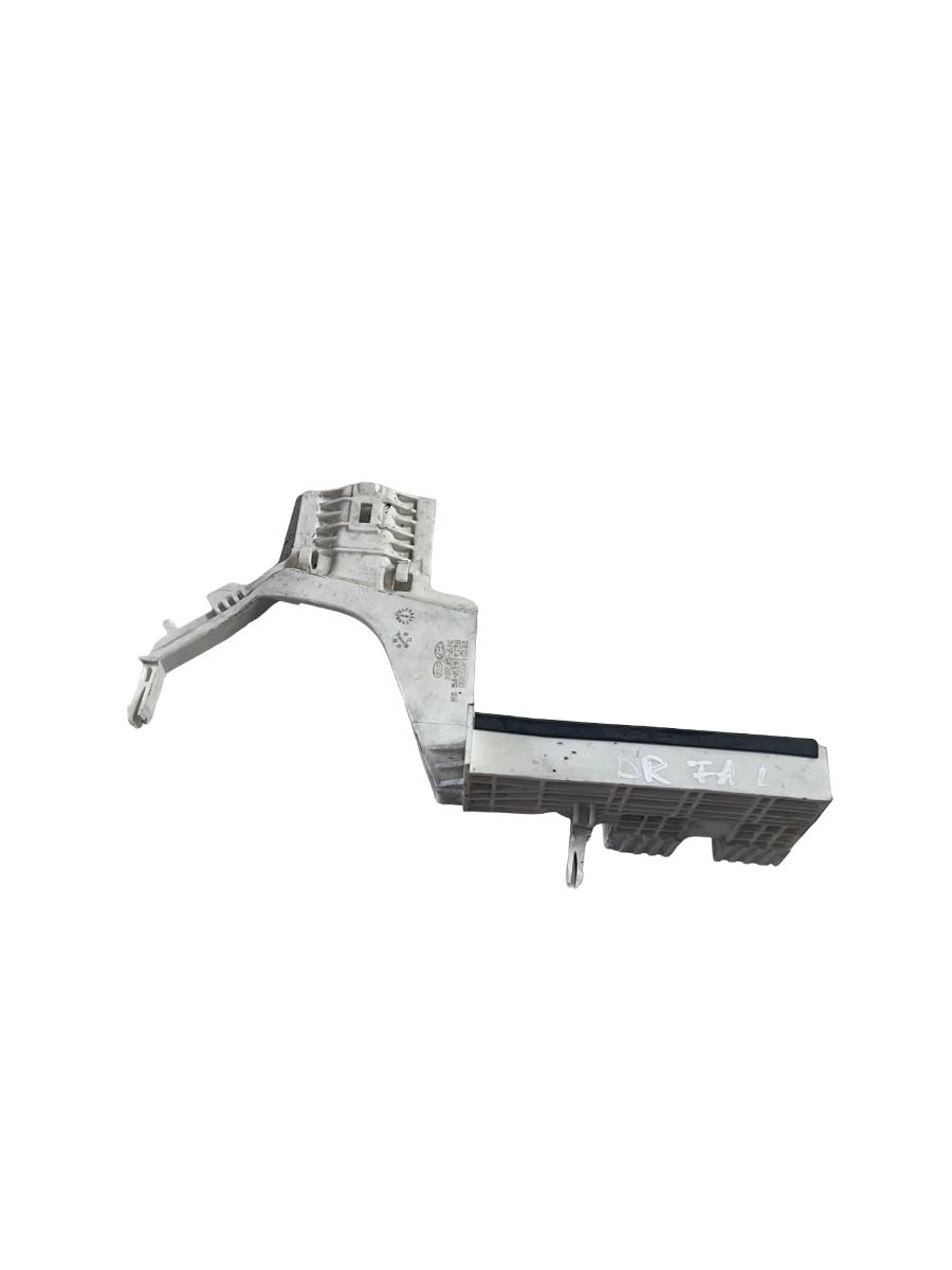 Suport incuietoare portiera dreapta fata HYUNDAI TUCSON III TLE 2015 -> 92101-00300