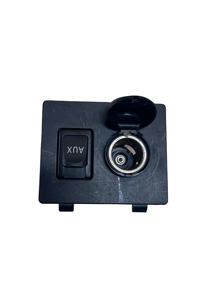 Conector priza AUX + BRICHETA TOYOTA AVENSIS Saloon _T27_ 2008 -> 58915-05020
