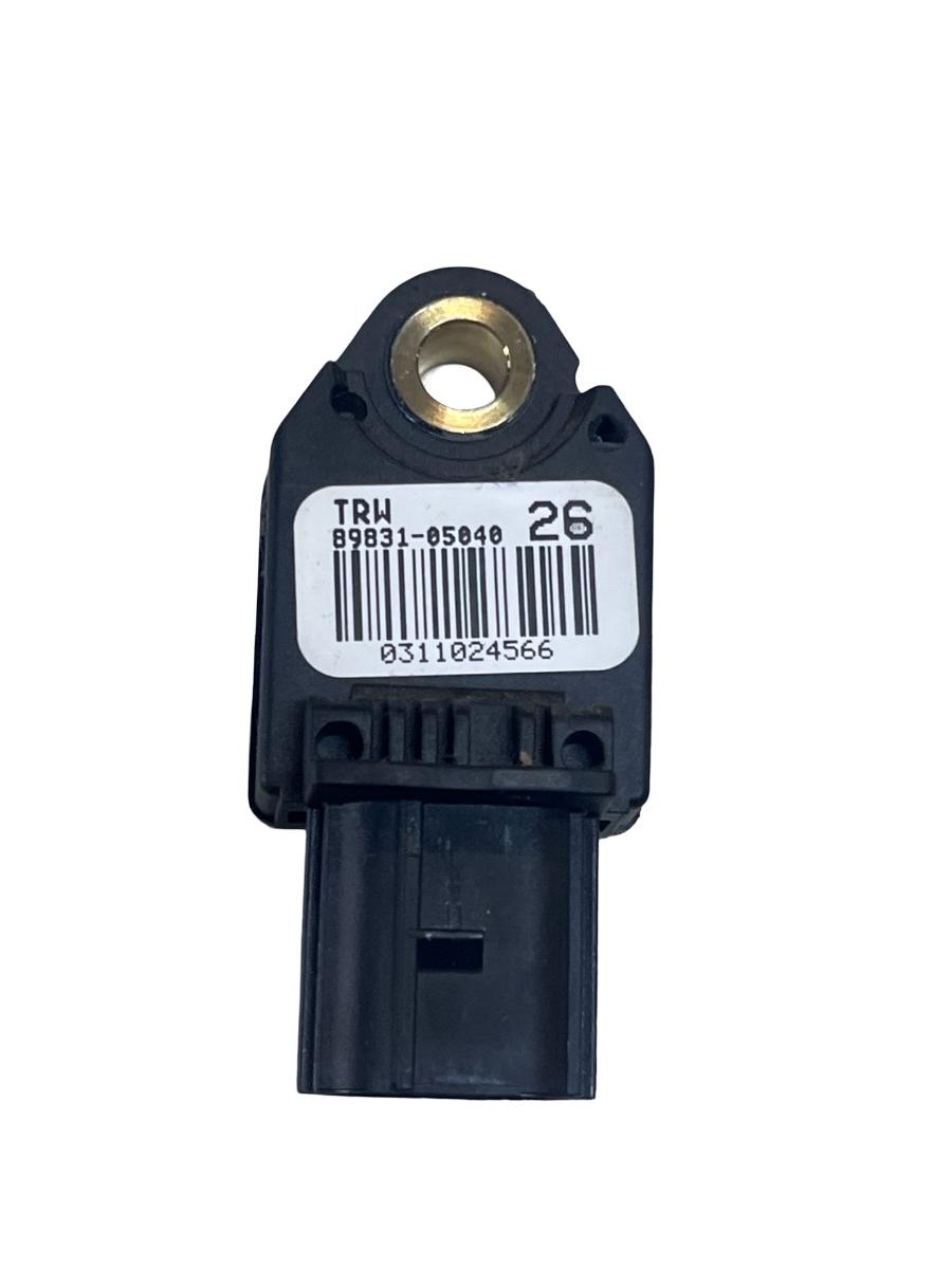 Senzor de impact airbag dreapta fata TOYOTA AVENSIS Saloon _T27_ 2008 -> 89831-05040