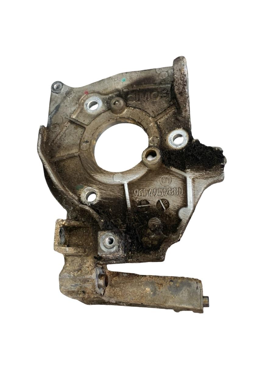 Suport pompa injectie FORD FOCUS II DA_, HCP, DP 2004 - 2013 1.6 TDCi G8DA, G8DB, G8DD, G8DE, G8DF 9654959880
